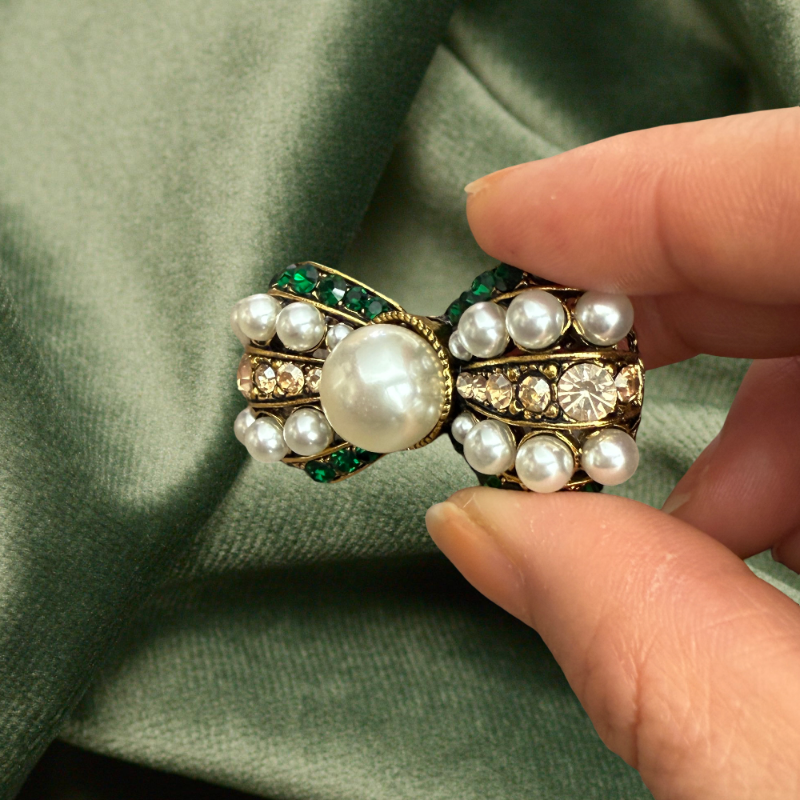 Vintage gold bow brooch with pearls and emerald green crystals by RosyCozy